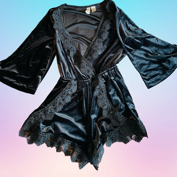DIVIDED Black Velvet Lace Romper Women’s Size 4 - Picture 1 of 2